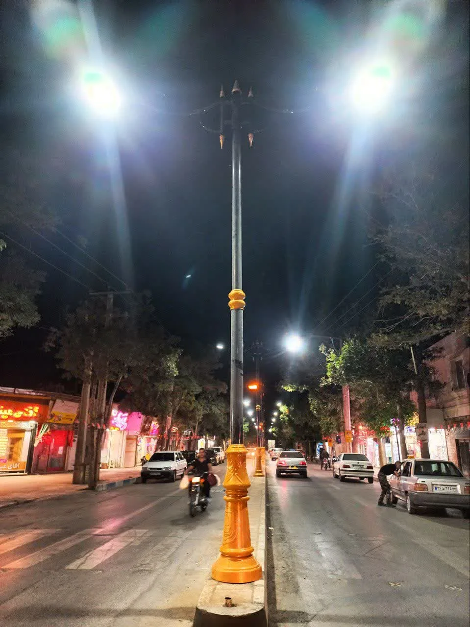 نصب یازده عدد پایه چراغ دکوراتیو بر روی رفیوژ خیابان امام خمینی(ره) توسط واحد تأسیسات شهرداری خمین