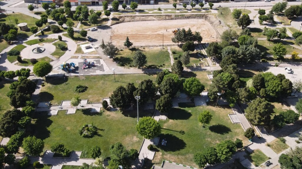 عملیات اجرایی احداث زمین فوتبال و بسکتبال در پارک ملت