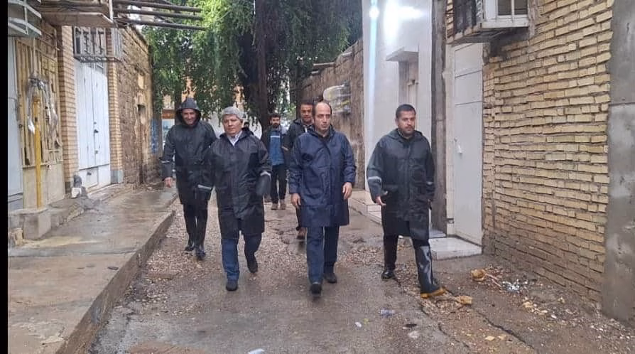 حضور شهردار و اعضای شورای اسلامی شهر هفتکل در میان نیروهای ستاد بحران در روز بارانی