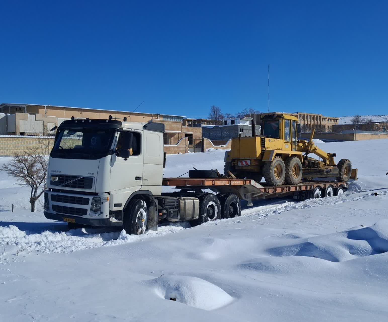 اعزام یک دستگاه گریدر توسط شهرداری قهدریجان به شهر بویین میاندشت