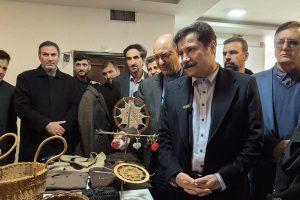 در جریان روز دوم سفر عبدالکریم حسین زاده به استان خراسان رضوی، معاون رئیس جمهور به فرمانداری تایباد رفت و از نمایشگاه توانمندی ها و محصولات بومی این شهرستان بازدید کرد.