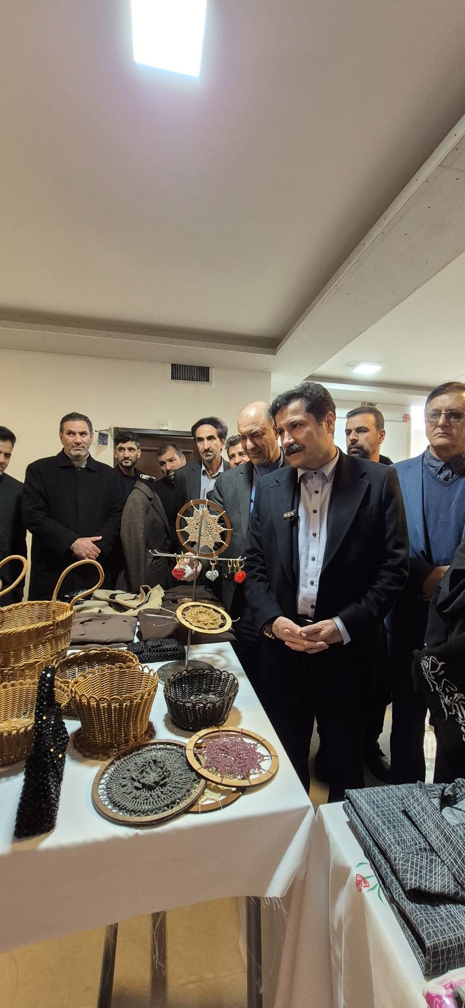 در جریان روز دوم سفر عبدالکریم حسین زاده به استان خراسان رضوی، معاون رئیس جمهور به فرمانداری تایباد رفت و از نمایشگاه توانمندی ها و محصولات بومی این شهرستان بازدید کرد.