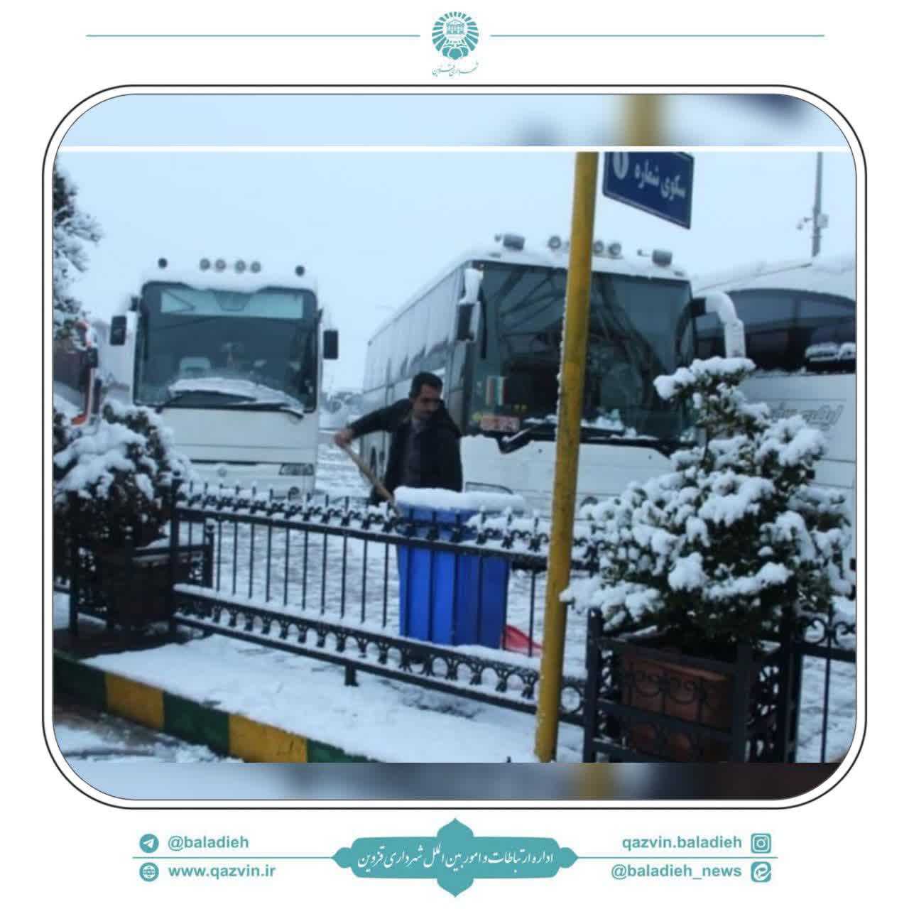 در پی بارش برف، مدیر عامل سازمان پایانه های مسافربری شهرداری قزوین از تداوم خدمات‌دهی مطلوب ناوگان حمل و نقل عمومی شامل اتوبوس، تاکسی و پایانه‌های مسافربری خبر داد.