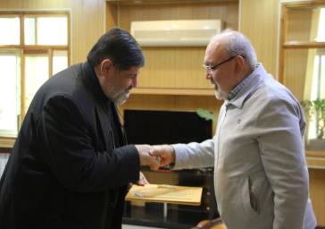 اعطای حکم عضویت فرماندار دماوند در هیئت امنای امامزاده هاشم(ع)