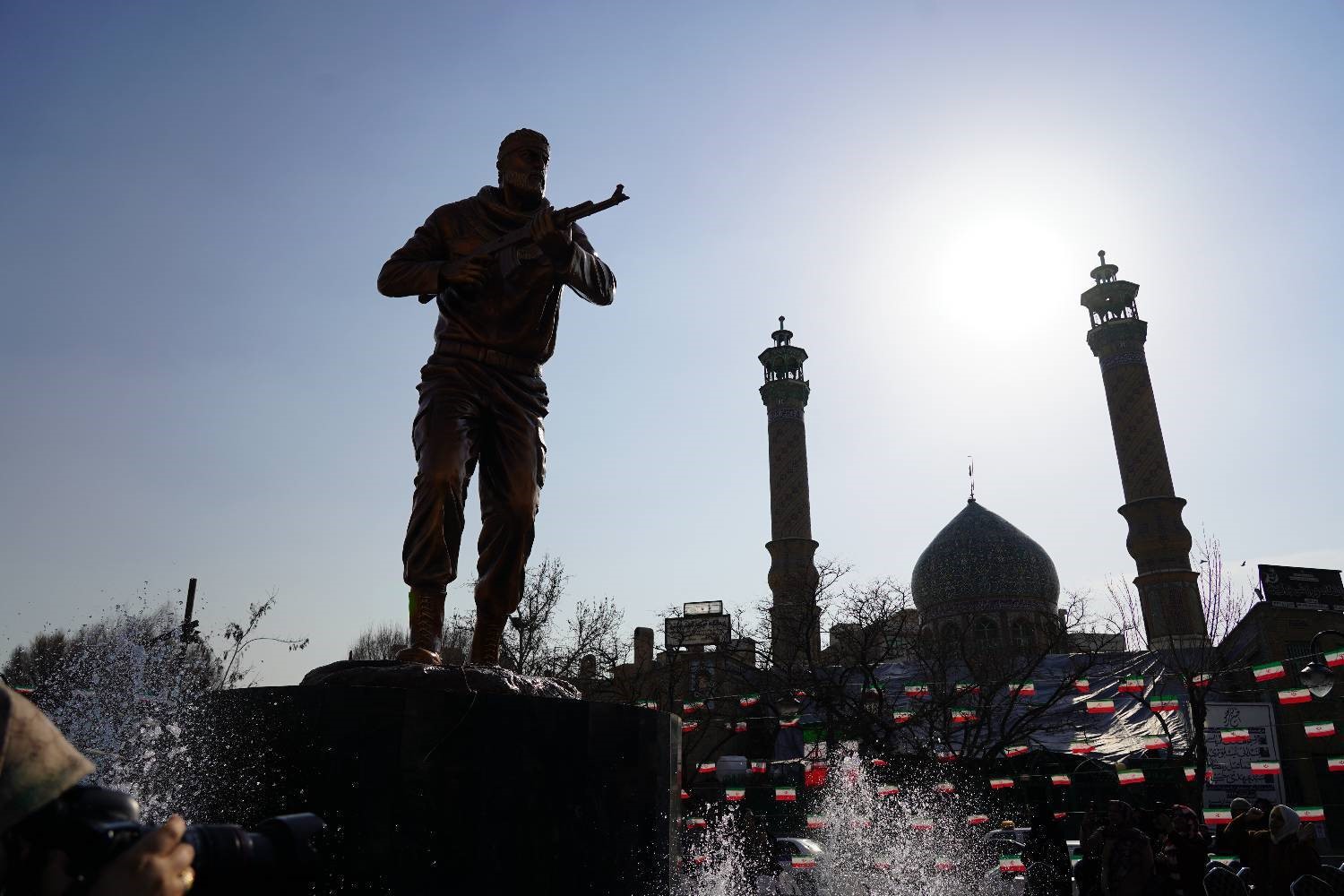 رونمایی از تندیس «سرباز وطن»؛ نماد ایستادگی در قلب منطقه ۱۴ تهرانرونمایی از تندیس «سرباز وطن»؛ نماد ایستادگی در قلب منطقه ۱۴ تهران