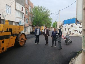 بازدید معاونت شهرداری فاروج از پروژه‌های آسفالت خیابان‌ها