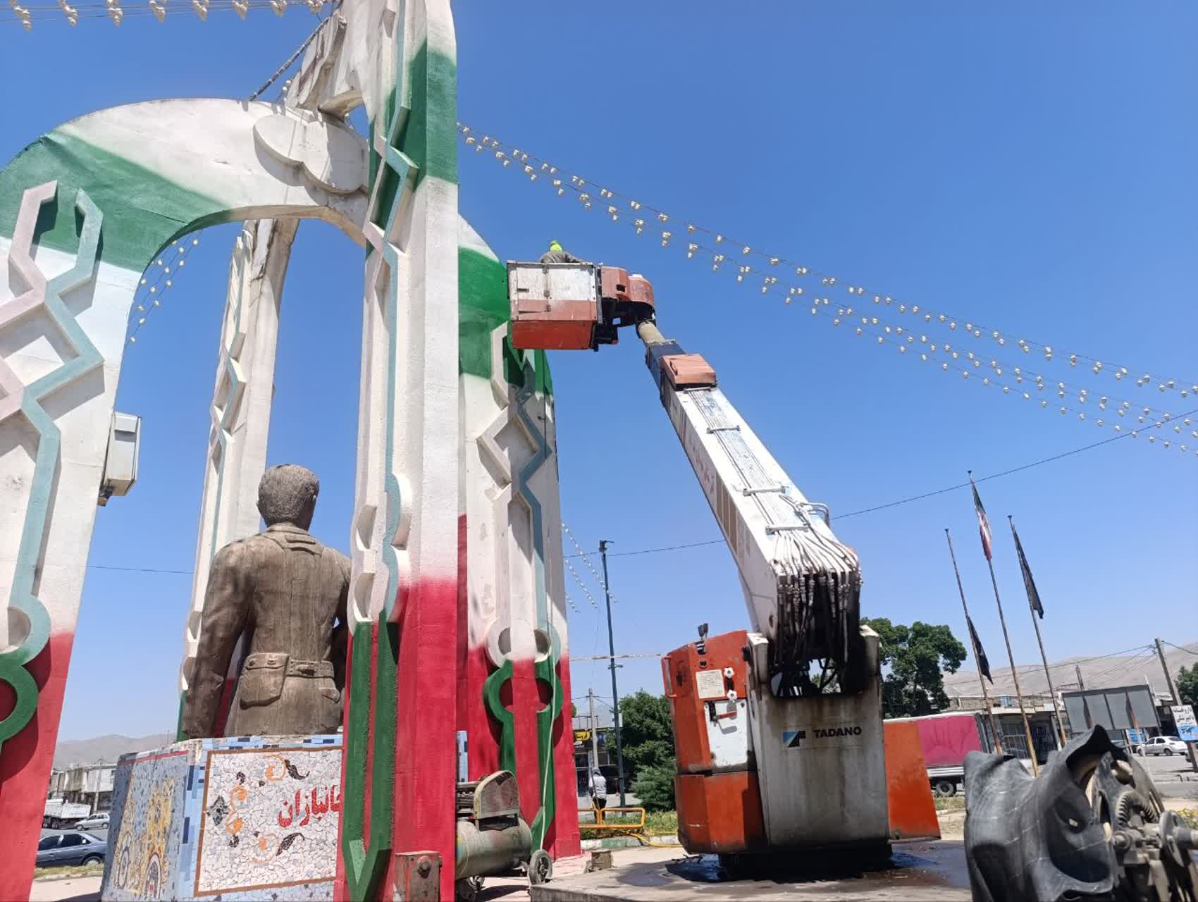 عملیات رنگ آمیزی المان های میدان جانبازان در راستای بهسازی و زیبا سازی منظر شهری توسط نیروهای سیما منظر شهری شهرداری اسدآباد