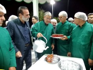 شهردار-لار-با-لباس-خادمی-در-چایخانه