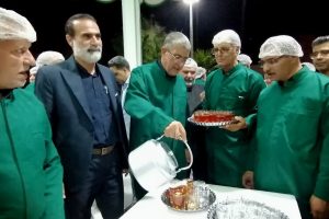 شهردار-لار-با-لباس-خادمی-در-چایخانه