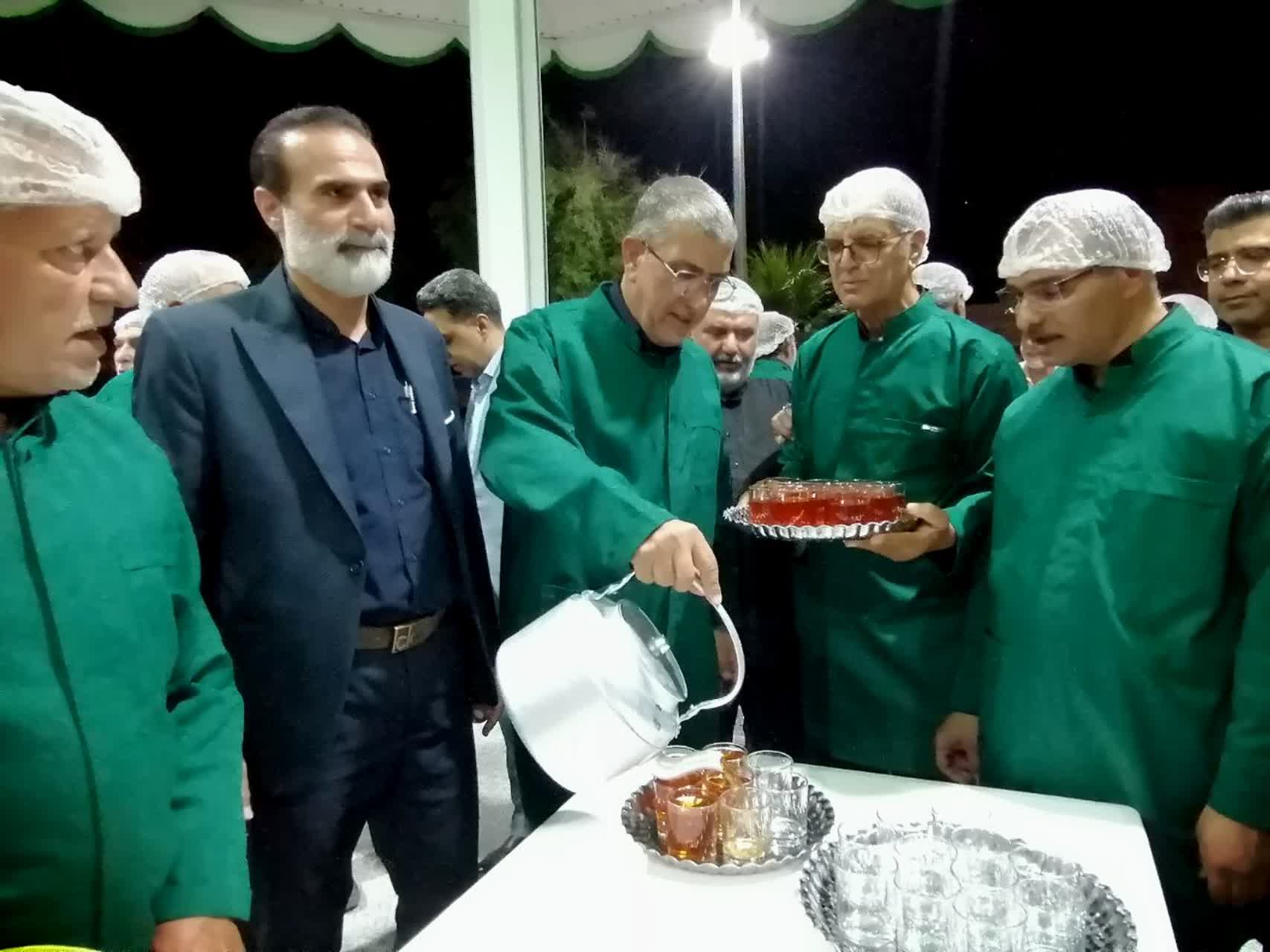 شهردار-لار-با-لباس-خادمی-در-چایخانه