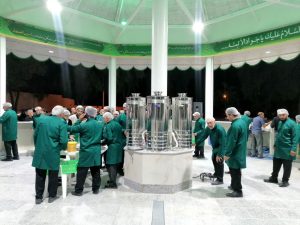 شهردار-لار-با-لباس-خادمی-در-چایخانه