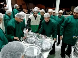 شهردار-لار-با-لباس-خادمی-در-چایخانه