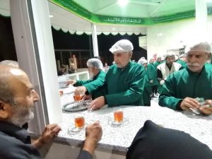 شهردار-لار-با-لباس-خادمی-در-چایخانه