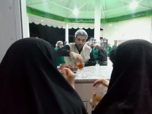 شهردار-لار-با-لباس-خادمی-در-چایخانه