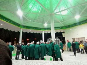 شهردار-لار-با-لباس-خادمی-در-چایخانه