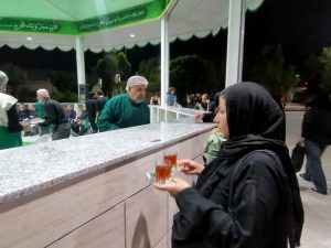 شهردار-لار-با-لباس-خادمی-در-چایخانه