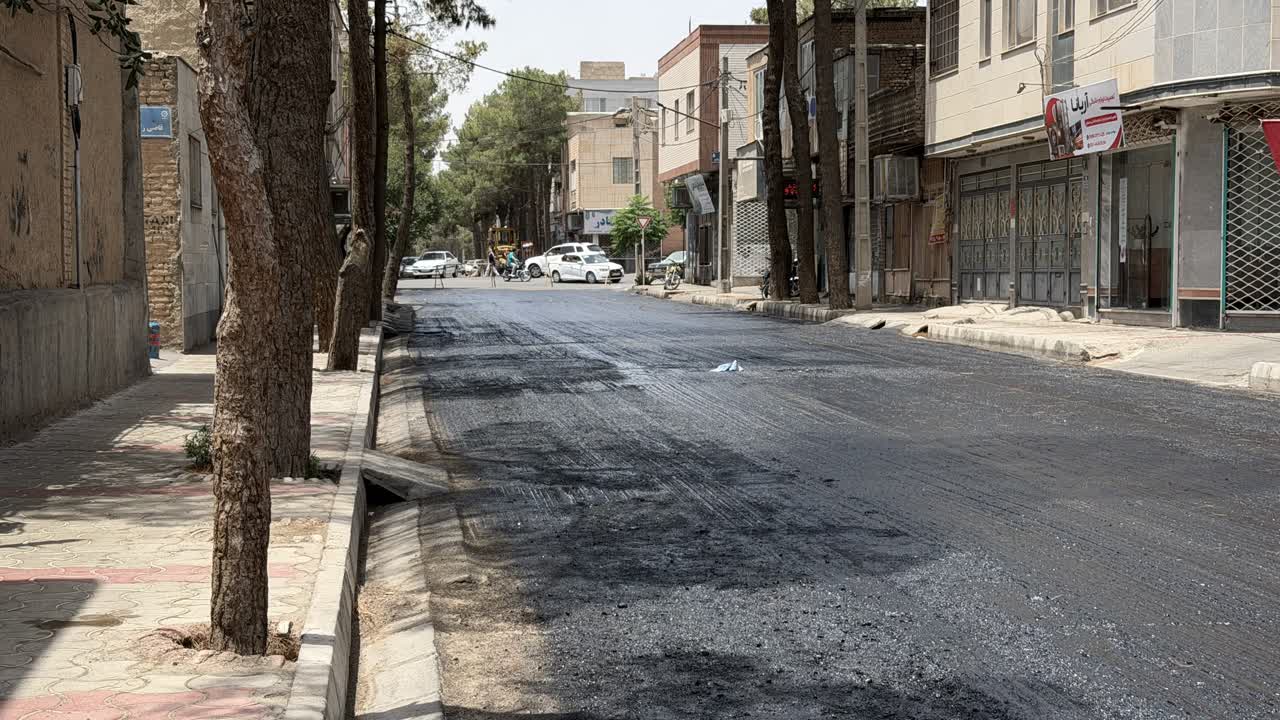 آسفالت خیابان قاضی‌زاده در مسیر نوسازی؛ عملیات رگلاژ آغاز شد، روکش آسفالت در راه است