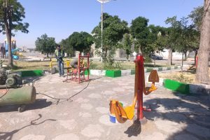 آغاز عملیات رنگ‌آمیزی و نوسازی پارک شهرک قندی اسدآباد