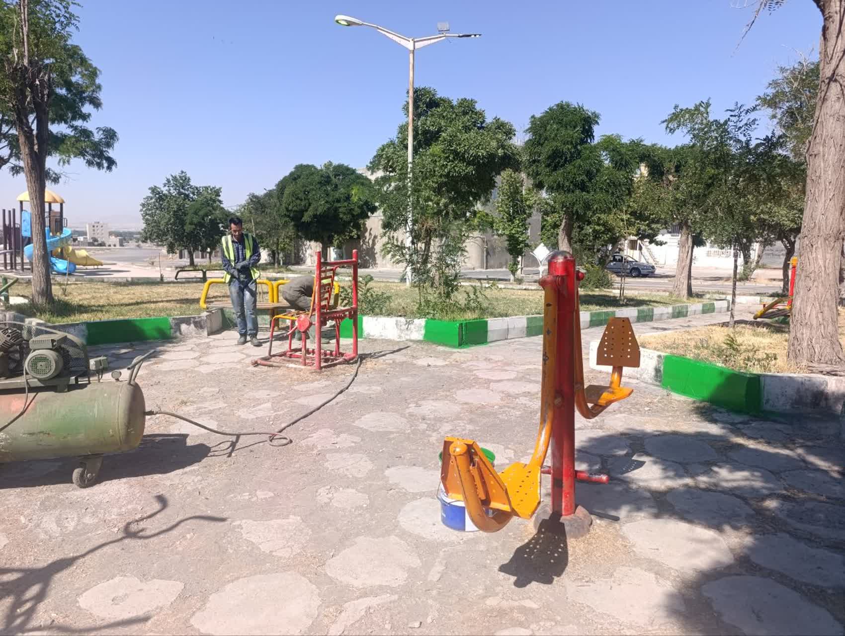 آغاز عملیات رنگ‌آمیزی و نوسازی پارک شهرک قندی اسدآباد