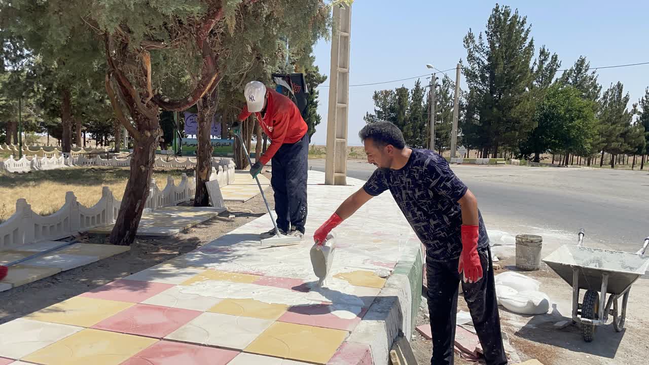 ادامه عملیات سنگ‌فرش و زیباسازی میدان ولیعصر بیارجمند