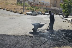 جرای عملیات لکه‌گیری آسفالت خیابان دانشگاه پیام نور در شهرک آفتاب بیجار