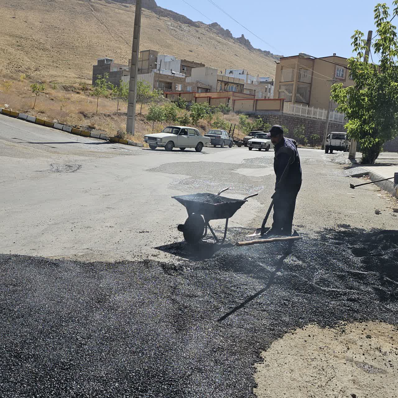 جرای عملیات لکه‌گیری آسفالت خیابان دانشگاه پیام نور در شهرک آفتاب بیجار