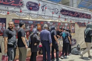 خدمت به شرکت کنندگان در مراسم تشییع امام شهید امت