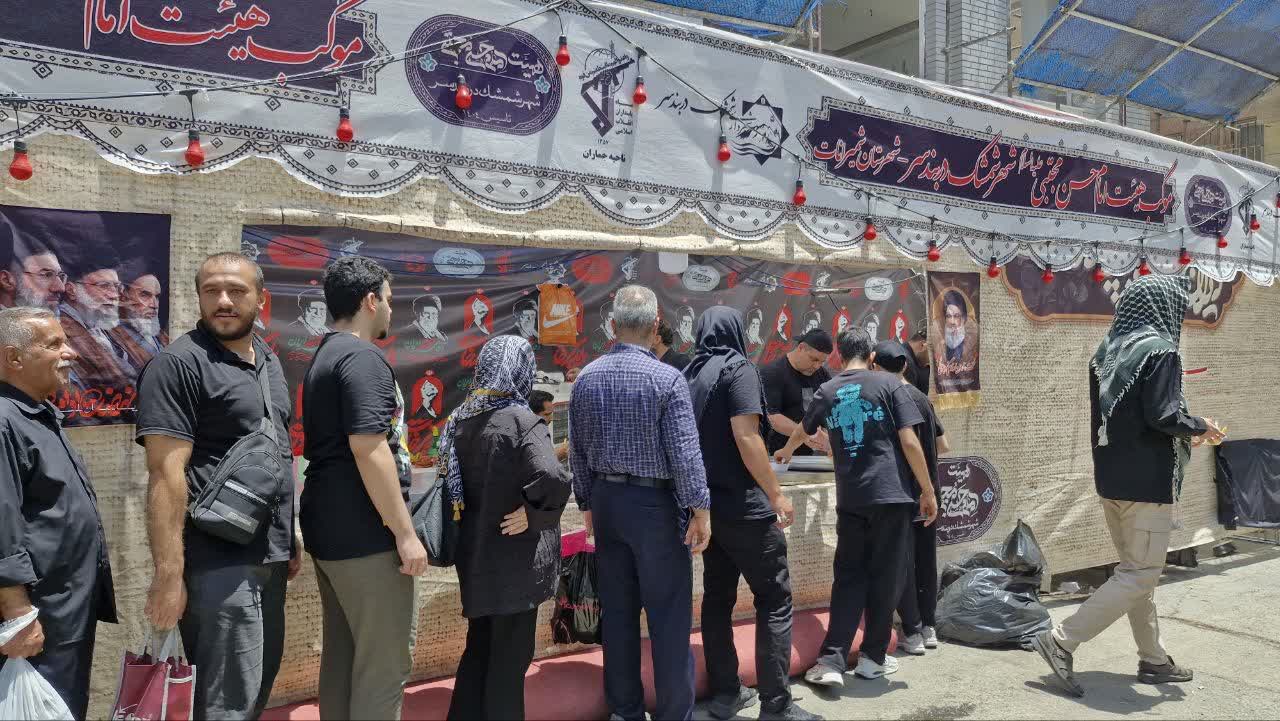 خدمت به شرکت کنندگان در مراسم تشییع امام شهید امت